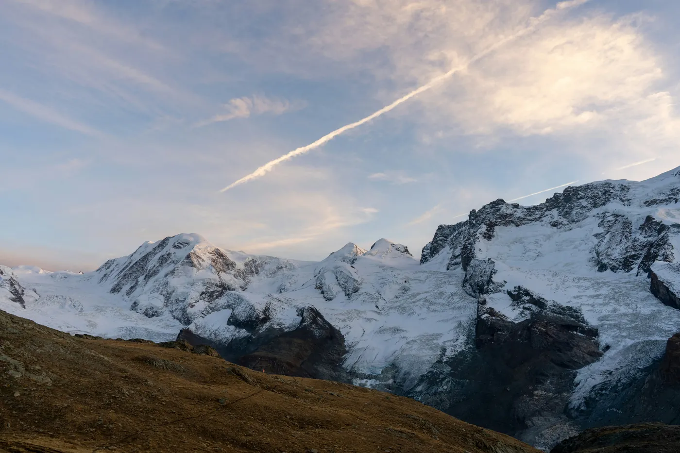 paysage montagneux majestueux sommets enneiges